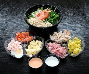 6 alimentos "saludables" que pueden hacerte subir de peso 5 alimentos saludables Ensalada Hipercalorica