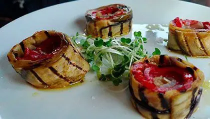 Rollos de Berenjena 2 rollos de berenjena rollos de berenjena con pimenton