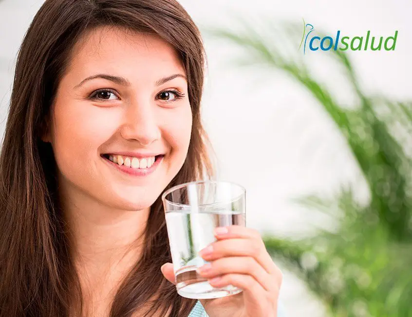 Imagen de joven tomando agua y preguntándose cuánta agua debo tomar por día