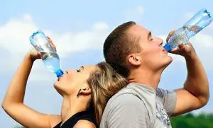 ¿Cuánta agua debo tomar por día? 6 cuánta agua debo tomar Pareja tomando agua
