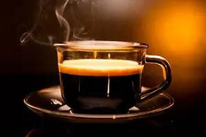 ¿Cuánta agua debo tomar por día? 5 cuánta agua debo tomar taza de café humeante