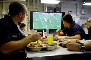 20 Recomendaciones para Evitar Subir de Peso durante Fin de Año 4 subir de peso durante fin de año recomendaciones para evitar subir de peso durante fin de año - comer distraido