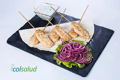 Brochetas Árabes 1 brochetas árabes Brochetas árabes o koftas con salsa tzatziki