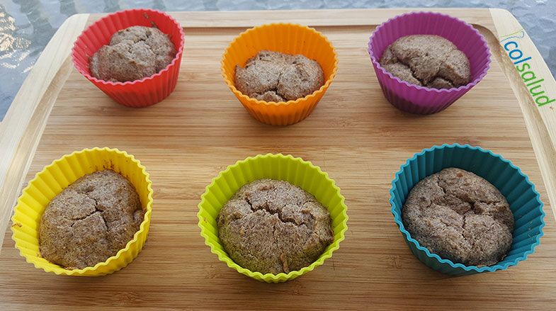 Cupcakes de Vainilla y Linaza en moldes de colores