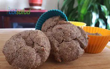 Cupcakes de Vainilla y Linaza 2 cupcakes de vainilla y linaza Cupcakes de Vainilla y Linaza en moldes de colores