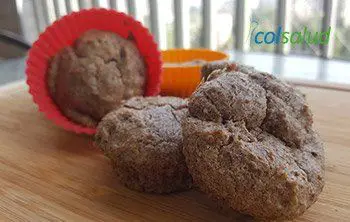 Cupcakes de Vainilla y Linaza 3 cupcakes de vainilla y linaza Cupcakes de Vainilla y Linaza en moldes de colores