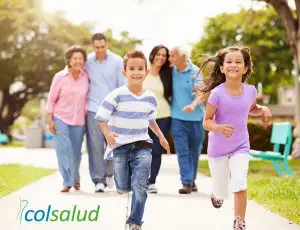 ¿El Azúcar Causa Inflamación en el Cuerpo? 8 azúcar causa inflamación Familia feliz haciendo actividad física