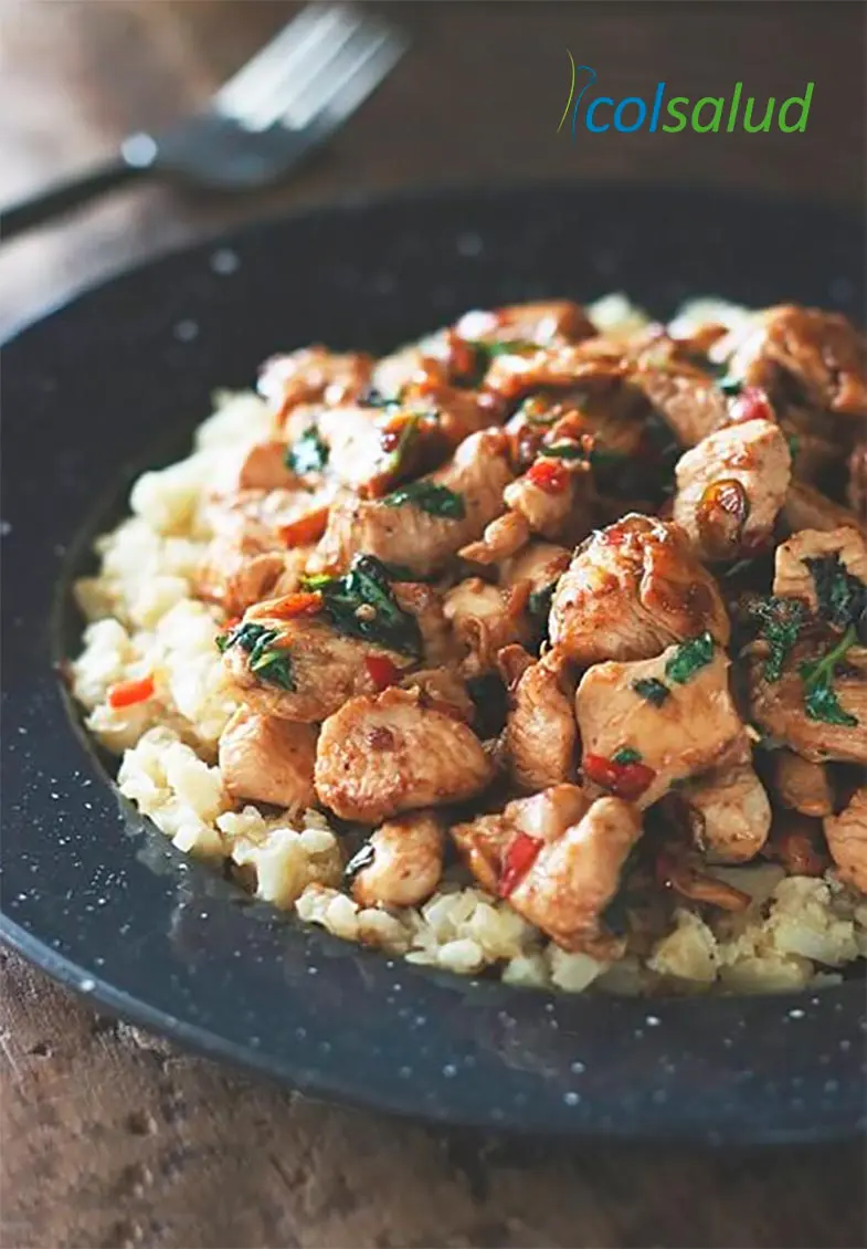 Pollo Tailandés con Albahaca y Arroz Frito de Coliflor 1 pollo tailandés Pollo Tailandés con Albahaca y Arroz Frito de Coliflor