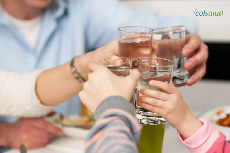 ¿Beber líquidos con las comidas es bueno o malo? 1 beber líquidos comida beber-liquidos-comida2