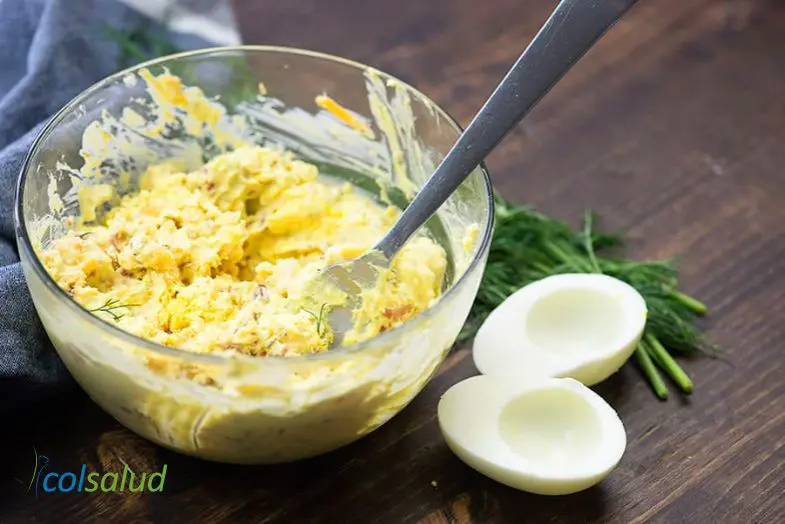 Huevos rellenos con tocino y cheddar 1 huevos rellenos con tocino huevos rellenos tocino2 Servicios Médicos Colsalud Limitada huevos rellenos con tocino