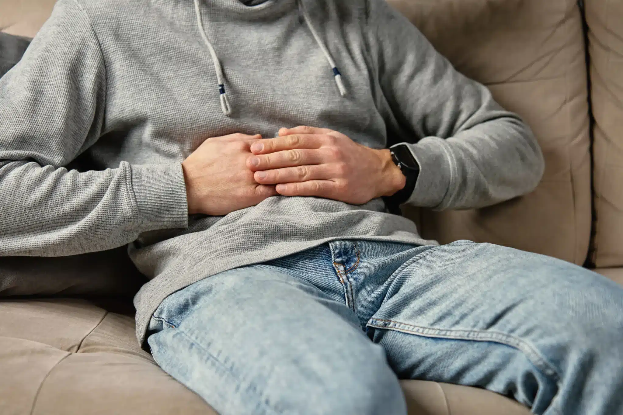 man clutching stomach in pain person suffering fr 2025 03 16 20 03 40 utc 1 scaled Servicios Médicos Colsalud Limitada