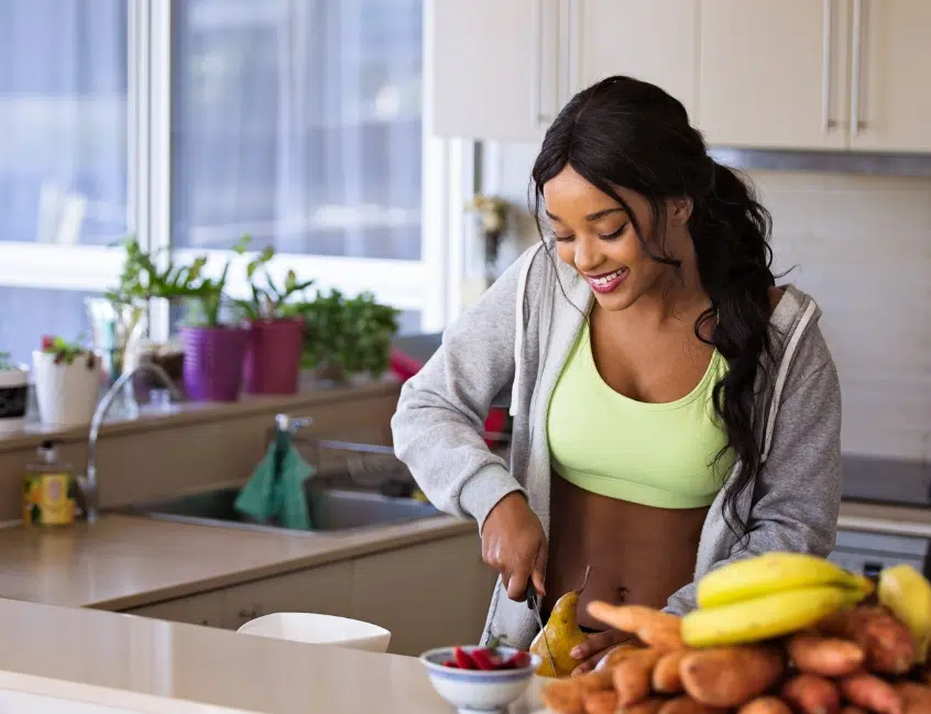Cómo mejorar el estreñimiento: hábitos para regular el intestino 1 medicina funcional,medicina integrativa,estilo de vida,terapia neural Mujer preparando alimentos ricos en fibra porque ha aprendido cómo mejorar el estreñimiento y regular el tránsito intestinal
