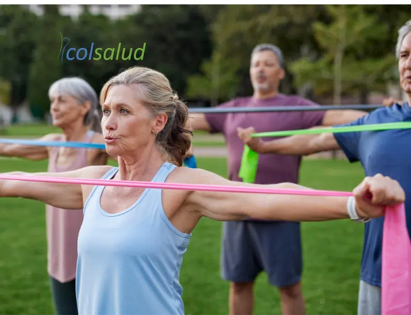 Personas adultas realizando ejercicio de fuerza supervisado con bandas elasticas