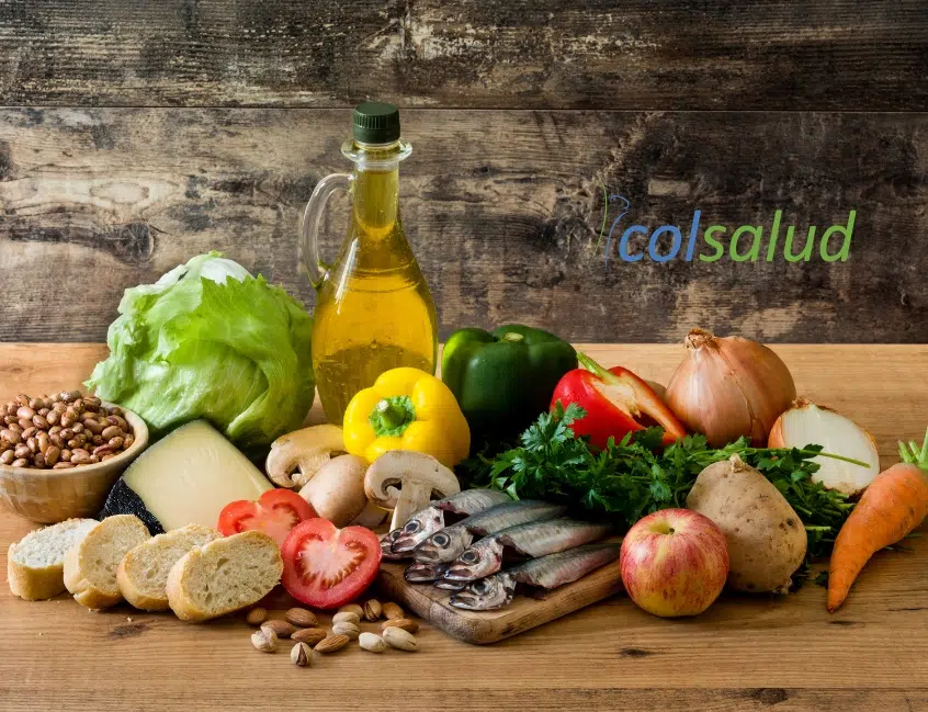 Alimentación antiinflamatoria con vegetales, pescado, aceite de oliva, frutos secos y alimentos integrales