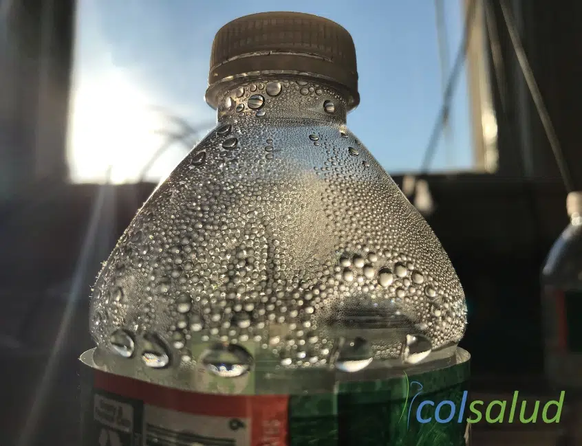 Cómo reducir la exposición a tóxicos ambientales mediante hábitos cotidianos - liquido en botella plástica expuesto al calor