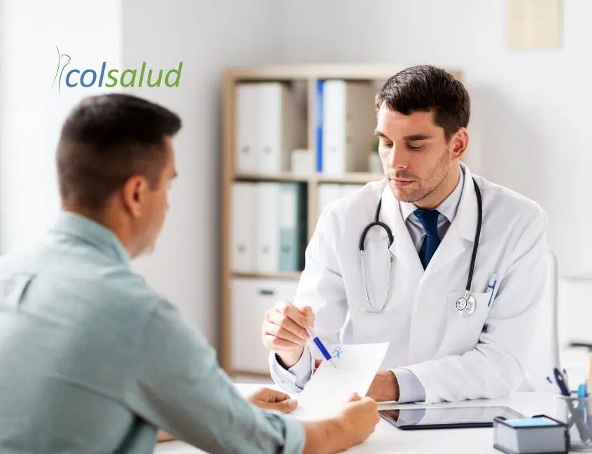 Médico revisando análisis de sangre con ácido úrico alto y evaluando la salud metabólica y renal